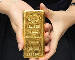 黄金在资产配置中的策略调整如何进行？
