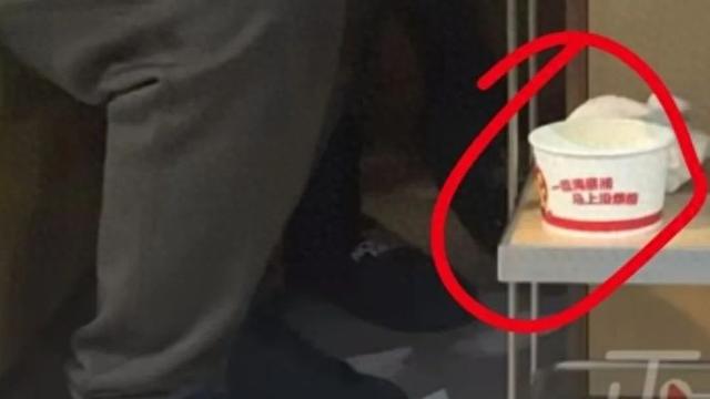 事发海底捞！一家长用纸碗接小孩尿后放餐车，被邻桌投诉“一股味” 第1张