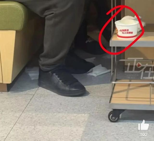 事发海底捞！一家长用纸碗接小孩尿后放餐车，被邻桌投诉“一股味” 第2张