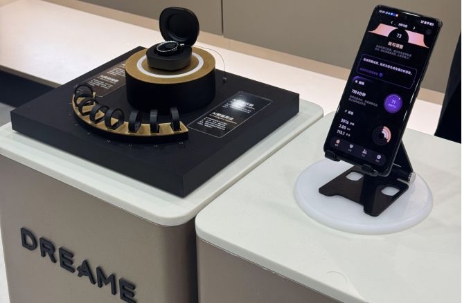 AI穿戴设备杀疯了！戒指测心率、眼镜当翻译，谁在争抢用户手腕手指？ 第2张