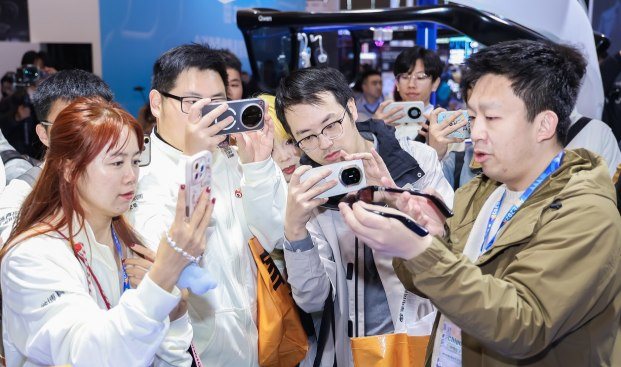 AI穿戴设备杀疯了！戒指测心率、眼镜当翻译，谁在争抢用户手腕手指？ 第3张