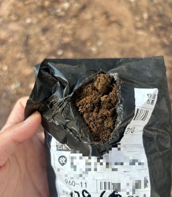 女子收陌生包裹，打开一闻竟是牛粪！警方以“被侮辱案”立案，律师：可处拘留或罚款 第1张