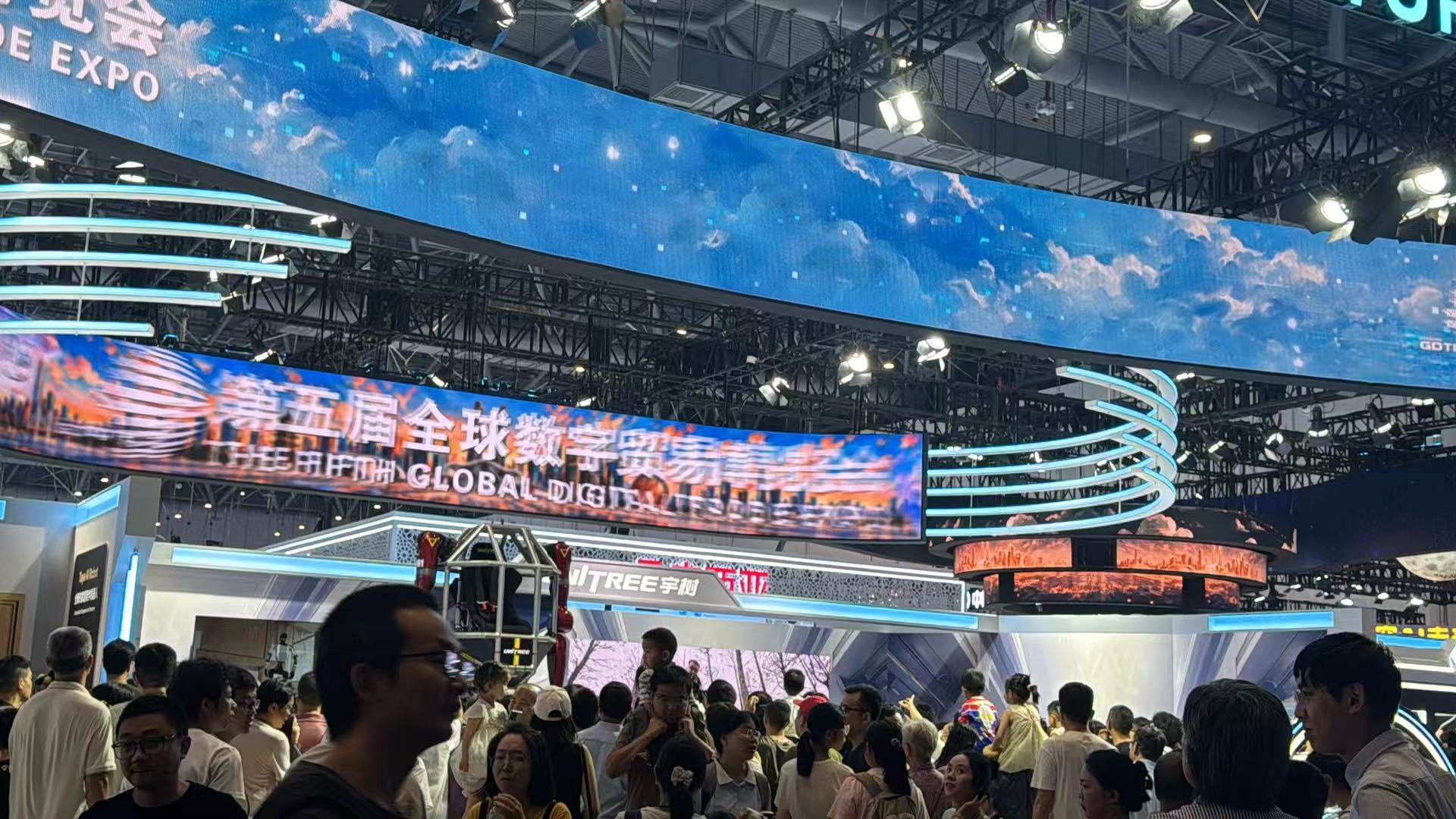 AI“包场”数贸会:王兴兴谈机器人攻克毫米级误差 安全厂商开始“以AI制AI” 第1张 AI“包场”数贸会:王兴兴谈机器人攻克毫米级误差 安全厂商开始“以AI制AI” 第1张